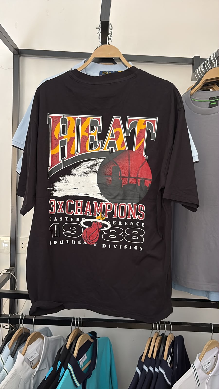 New Era
NEW ERA MIAMI HEAT NBA CHAMPIONSHIP OVERSIZED T-SHIRT 'BLACK'