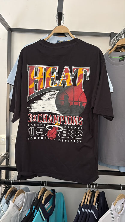 New Era
NEW ERA MIAMI HEAT NBA CHAMPIONSHIP OVERSIZED T-SHIRT 'BLACK'